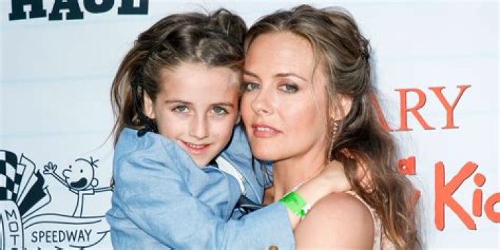 Alicia Silverstone Biography, Age, Height, Husband, Net Worth, Family