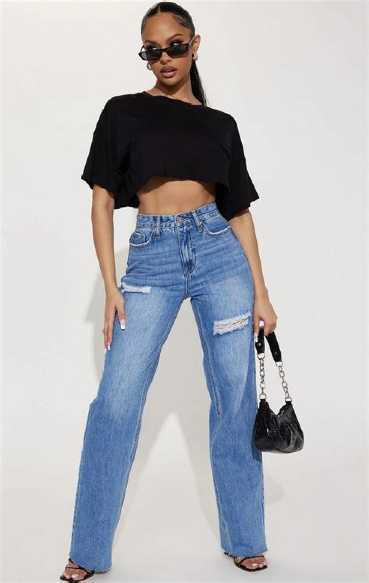 Ariel Winter Shows Off Her Toned Tummy in a ‘Spicy’ Crop Top and Curve-Hugging Jeans