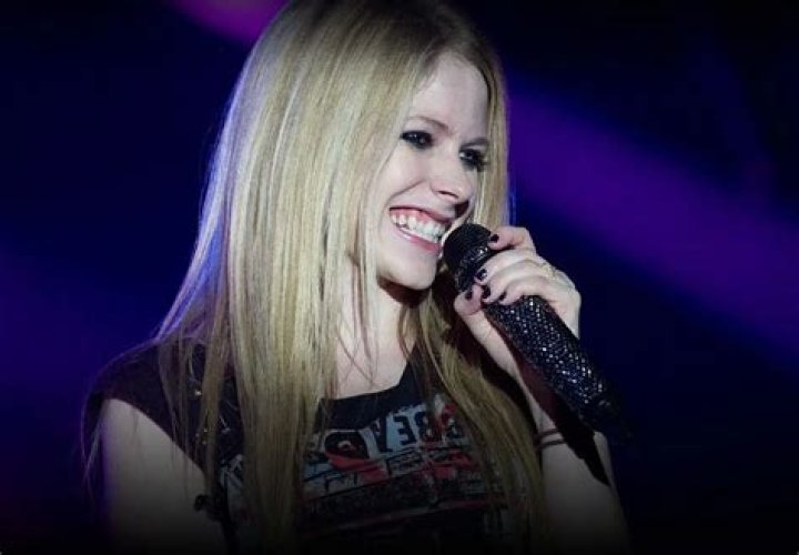 Avril Lavigne (Pop Singer) - Age, Birthday, Bio, Facts, Family, Net Worth, Height & More