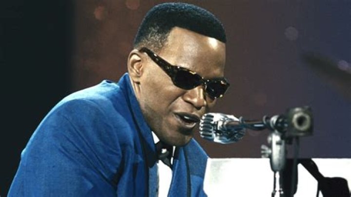 Did Jamie Foxx sing in Ray?