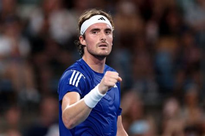 Does Stefanos Tsitsipas speak Russian?
