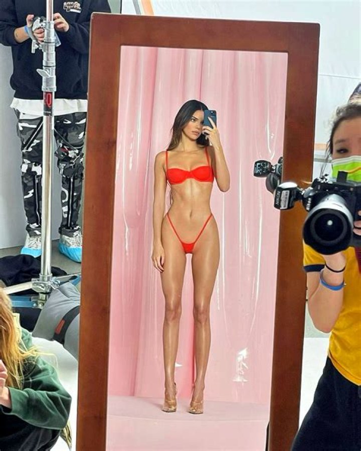 Fans Slam Kendall Jenner for Photoshopping Her Latest Selfie: “WTF That’s Not Her Body”