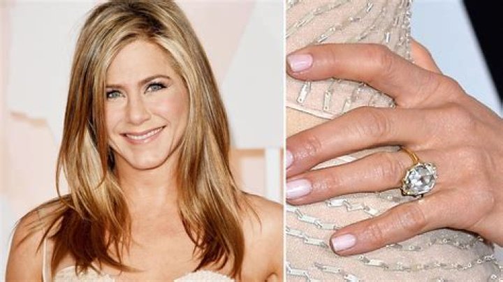 How Jennifer Aniston’s Engagement Rings From Brad Pitt and Justin Theroux Compare: Photos