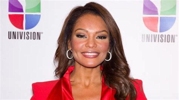 Ilia Calderón (Journalist) - Age, Birthday, Bio, Facts, Family, Net Worth, Height & More