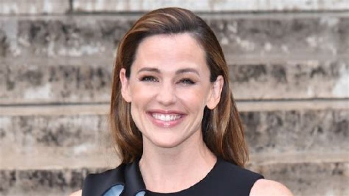 Jennifer Garner Warns to ‘Be Cautious’ About ‘Face’ Injections in New Interview About Beauty Advice