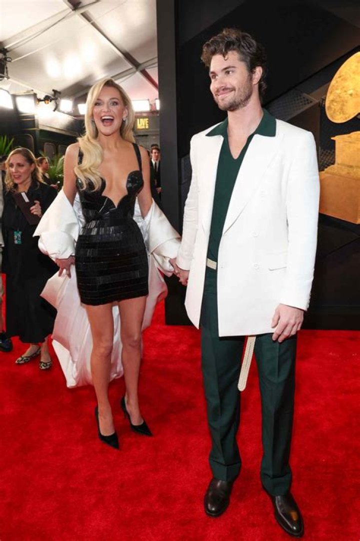 Kelsea Ballerini Claps Back At User Assuming She’s Pregnant!