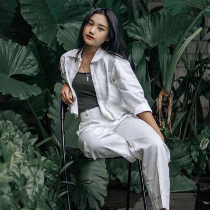 Liya Silver (Model) - Umur, Ulang Tahun, Bio, Fakta, Keluarga, Kekayaan Bersih, Tinggi Badan & Lainnya