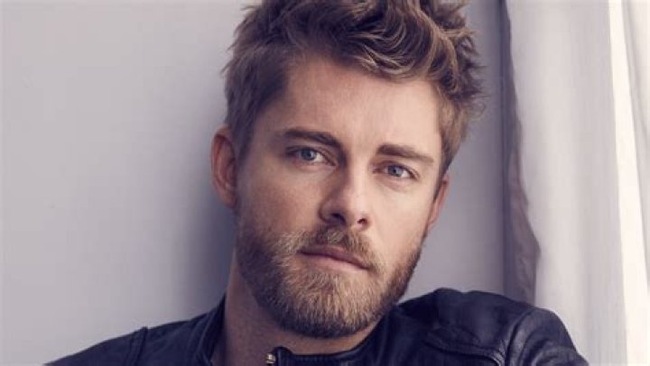Luke Mitchell (TV Actor) - Age, Birthday, Bio, Facts, Family, Net Worth, Height & More