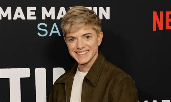 Mae Martin (Comedian) - Age, Birthday, Bio, Facts, Family, Net Worth, Height & More
