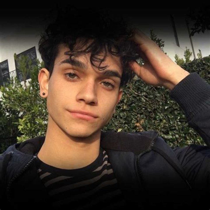 Marcus Dobre (YouTube Star) - Age, Birthday, Bio, Facts, Family, Net Worth, Height & More