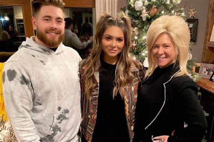 New Season of ‘Long Island Medium’ Focuses on Theresa and Larry Caputo’s Emotional Split