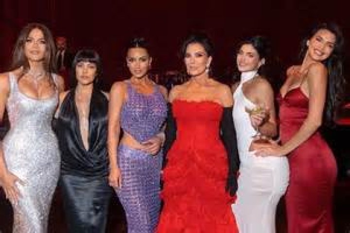 New Year, New Kris Jenner! Check Out Her New Blonde Hair And… Face?