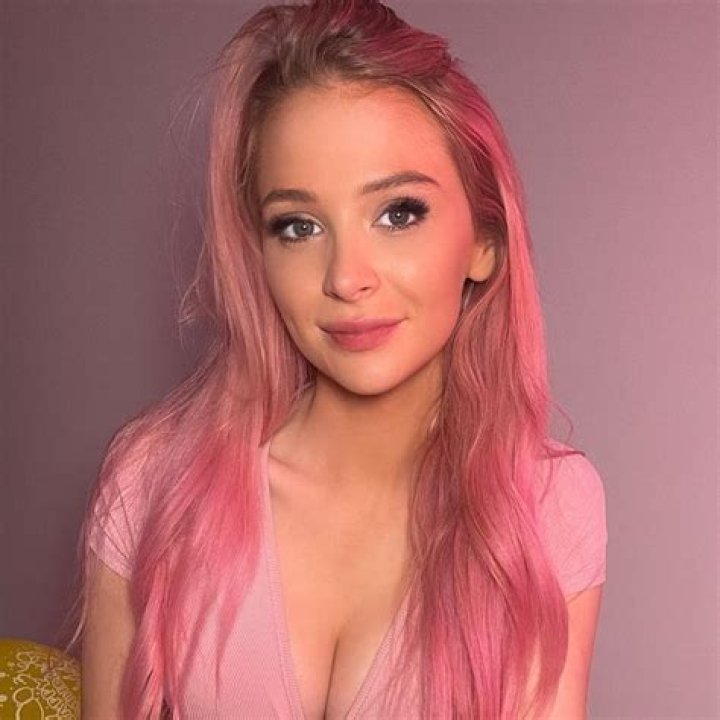 Nicole Kelly (TikTok Star) - Age, Birthday, Bio, Facts, Family, Net Worth, Height & More