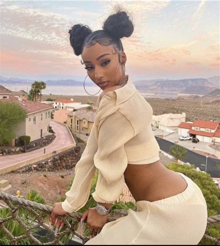 NSFWAmber Rose Poses Bottomless on Instagram