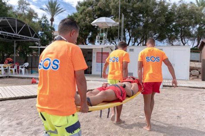 ¿Por qué los socorristas caminan hacia atrás? – Celebrity.fm