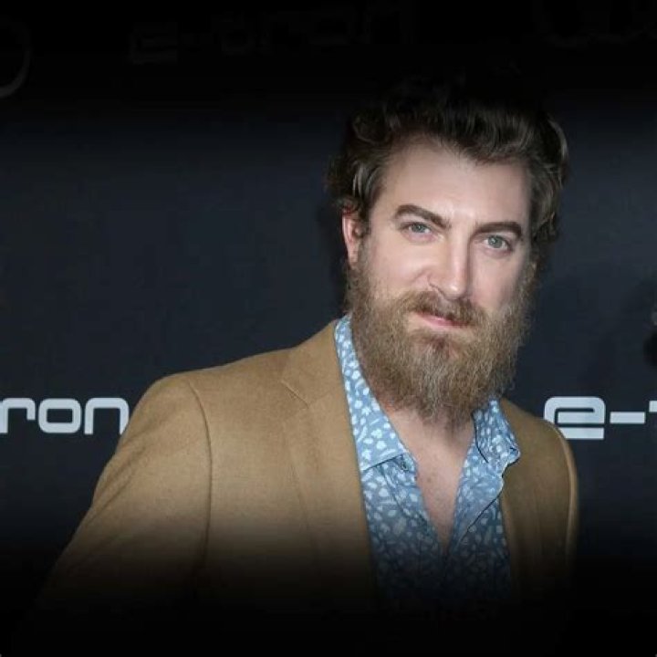 Rhett McLaughlin (YouTube Star) - Age, Birthday, Bio, Facts, Family, Net Worth, Height & More