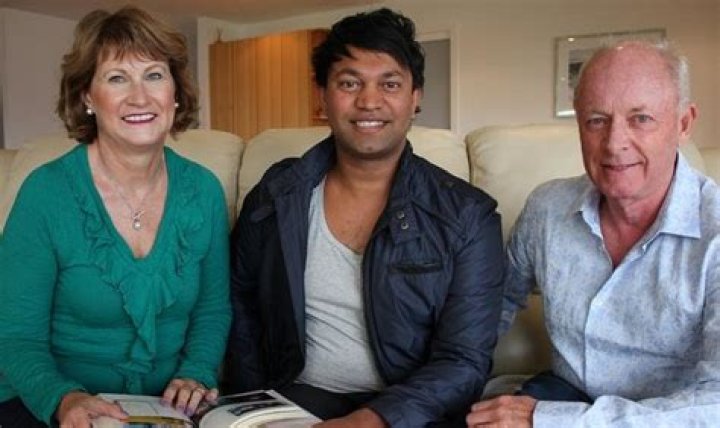Saroo Brierley (Business Executive) - Age, Birthday, Bio, Facts, Family, Net Worth, Height & More