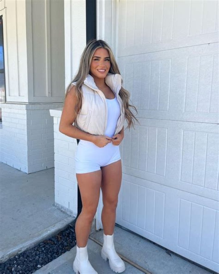 Scarlett Cordova (TikTok Star) - Age, Birthday, Bio, Facts, Family, Net Worth, Height & More