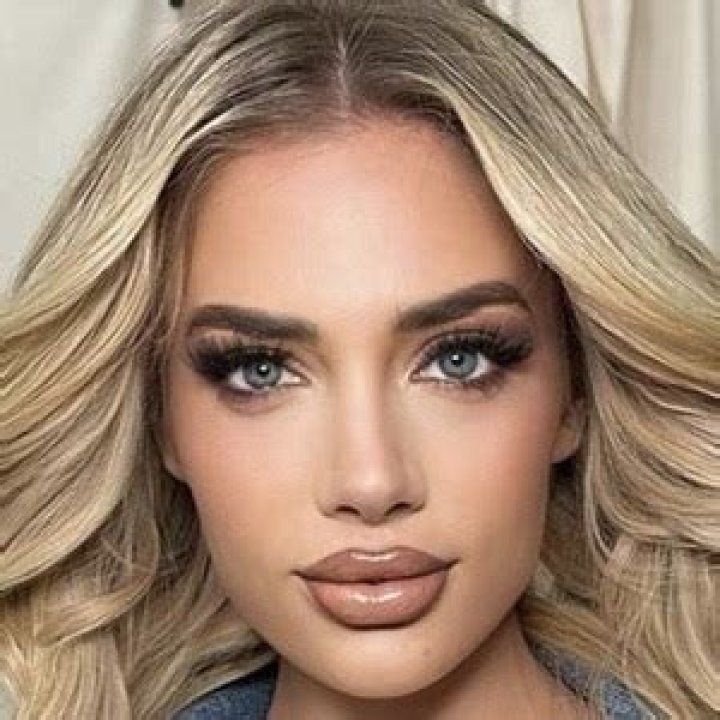 Summer Soderstrom (Model) - Age, Birthday, Bio, Facts, Family, Net Worth, Height & More